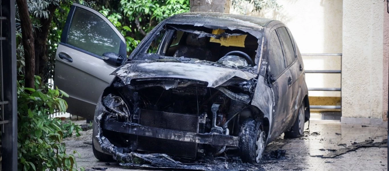 Τυμπάκι: Έπιασε φωτιά αυτοκίνητο - Άμεση παρέμβαση της πυροσβεστικής